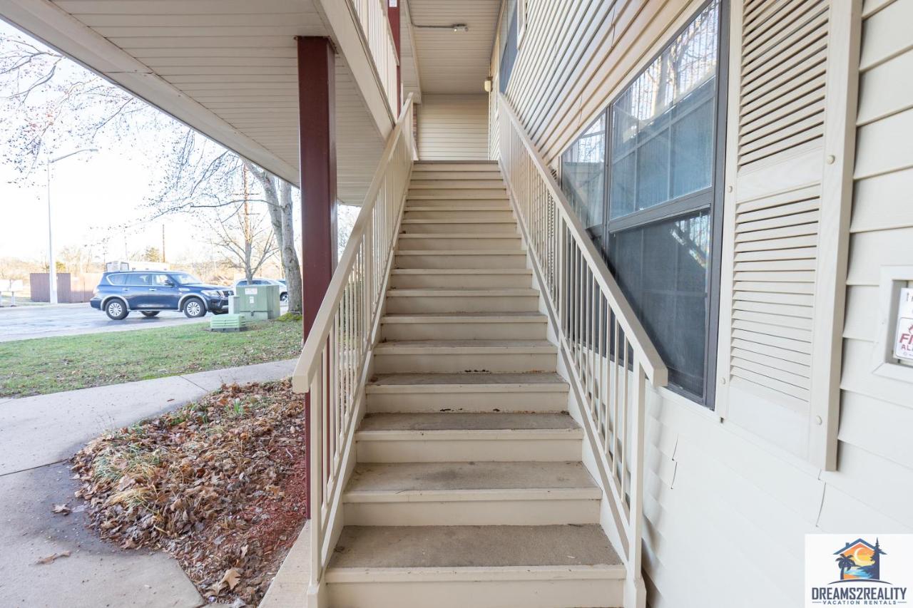 2BR Condo - 2 Pools - Close to the Strip - Stairs Required - FREE TICKETS INCLUDED - FHA-27 - Bed and Breakfast Branson