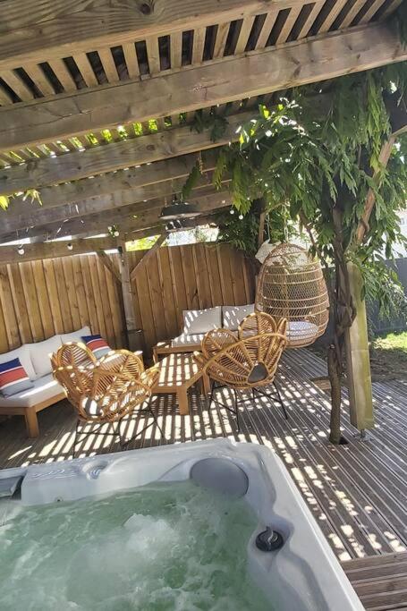 La Maison Tchanquée jusqu'à 12 personnes Jacuzzi privé - Bed and Breakfast