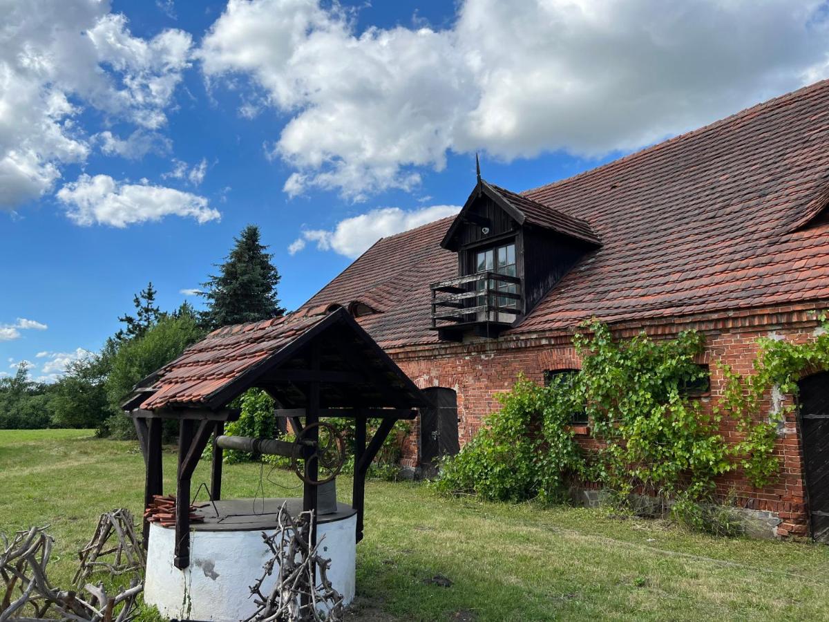 Apartament w Zabytkowej Stajni nad Jeziorem z Dostępem do Parku i Sąsiedztwem XIX wiecznego Dworku Modrzewiowego - Ferienwohnung Szteklin