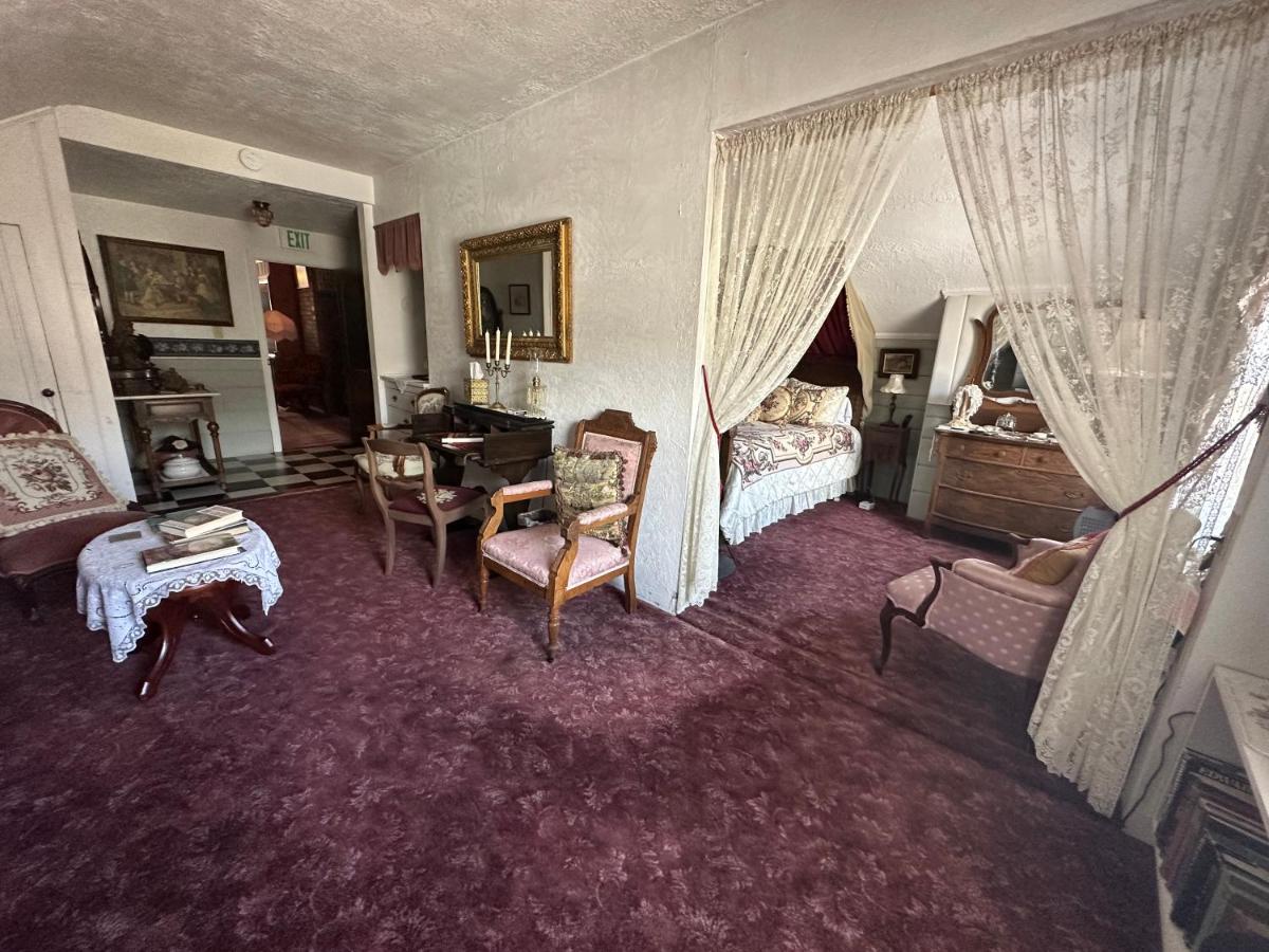 Deluxe Queen Suite