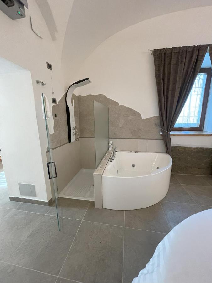Suite mit Kingsize-Bett mit Whirlpool