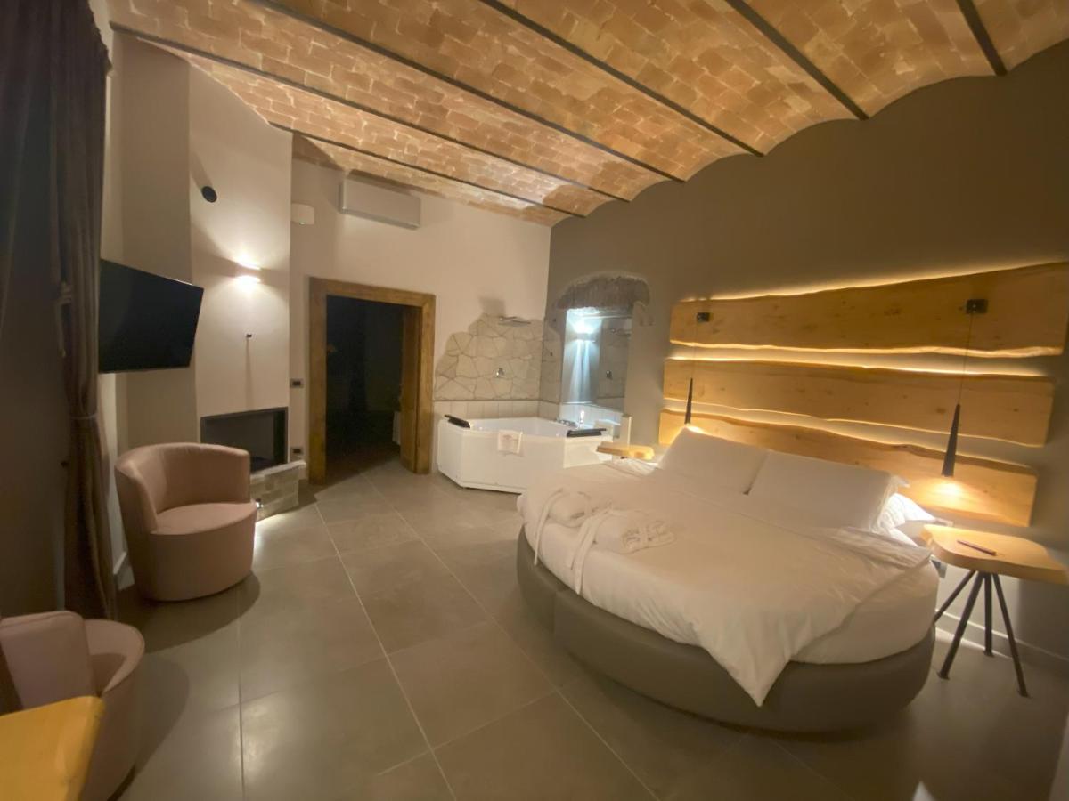 Suite mit Kingsize-Bett mit Whirlpool