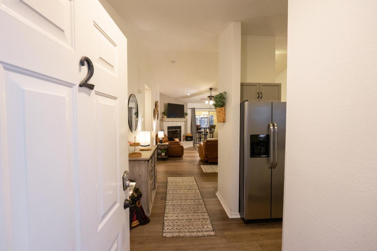 3BR Condo with Recliners - Central Location - Stairs Required - FREE TICKETS INCLUDED - FC39-2 - B&B