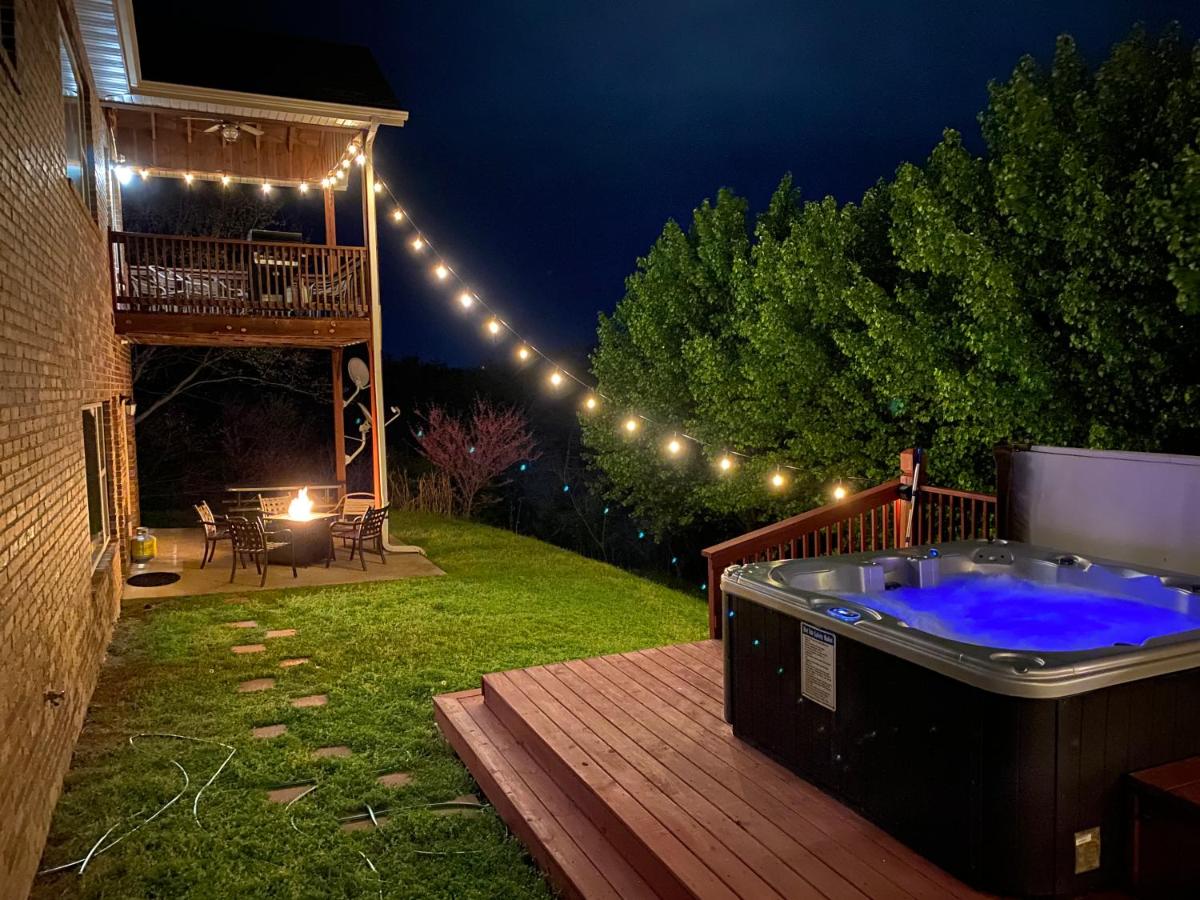 B&B Branson - 4BR Walk-in - Foosball Table - Hot Tub - Fire Pit - FREE TICKETS INCLUDED - DV166 - Bed and Breakfast Branson