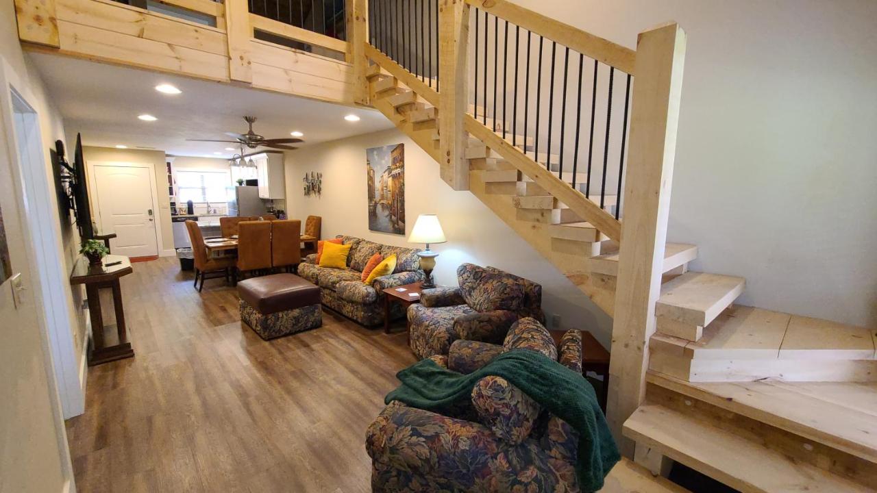 B&B Branson - 3BR Walk-In with Loft - Pool and Hot Tub - FREE ATTRACTION TICKETS INCLUDED - PARA - Bed and Breakfast Branson