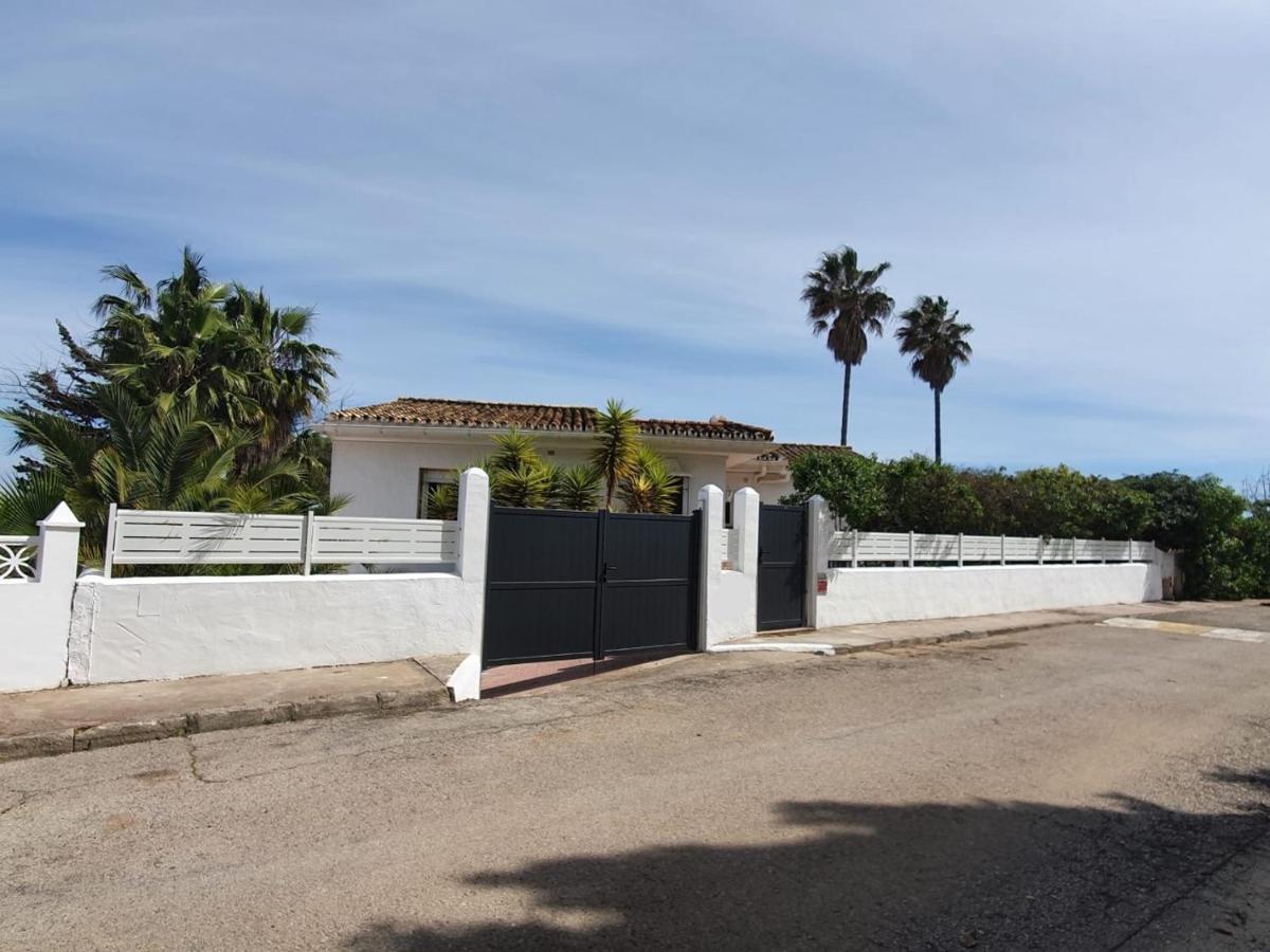 5 Bedroom Villa with Private Pool with breath-taking Sea Views, Walking distances to Shops Restaurants Beach - B&B