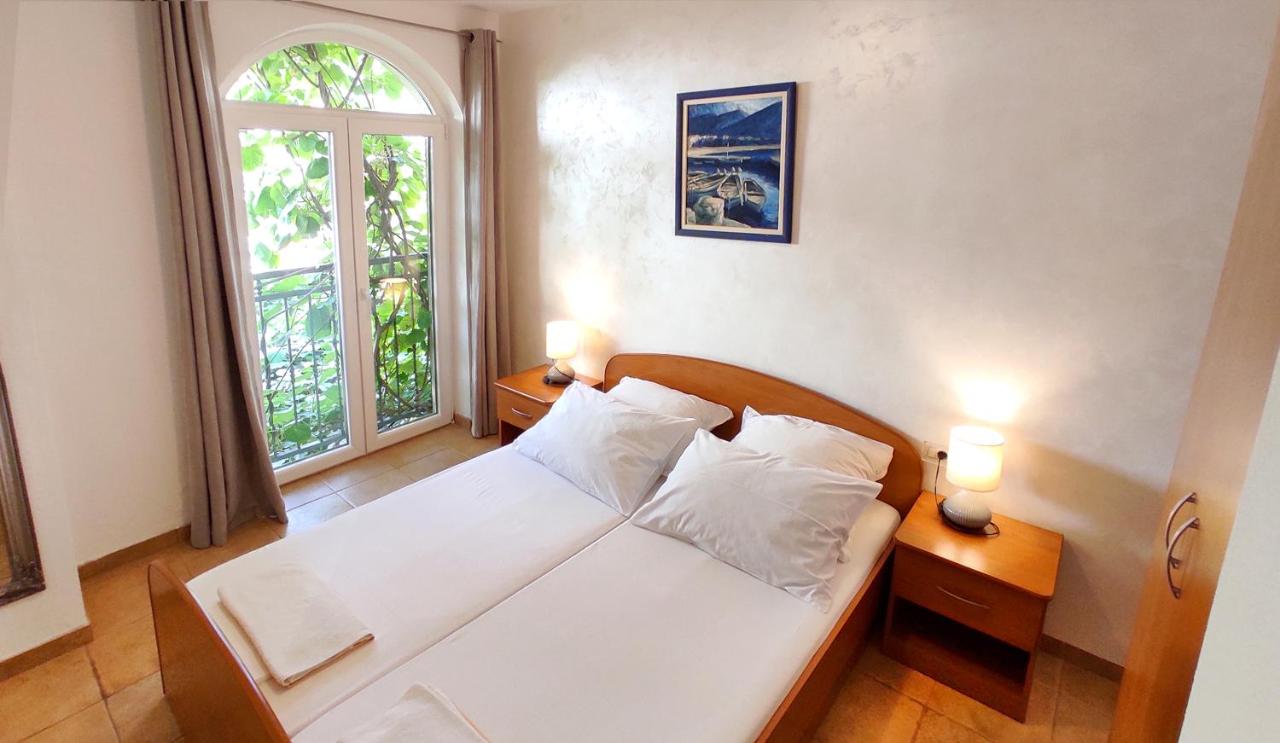 Apartment with Mountain View