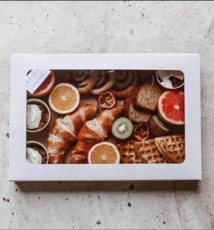 Habitación con cama extragrande y vistas al mar