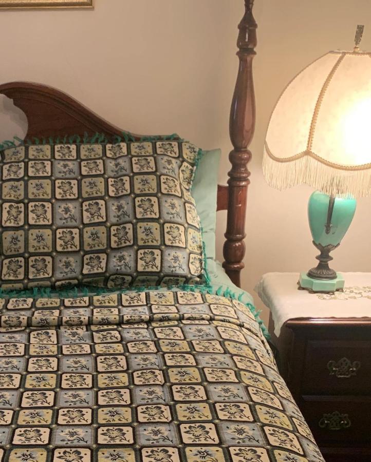 Chambre Lit Queen-Size avec Salle de Bains Commune 