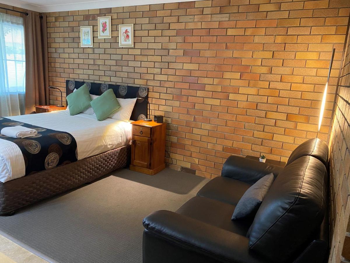 Standard Queen Room with One Queen Bed