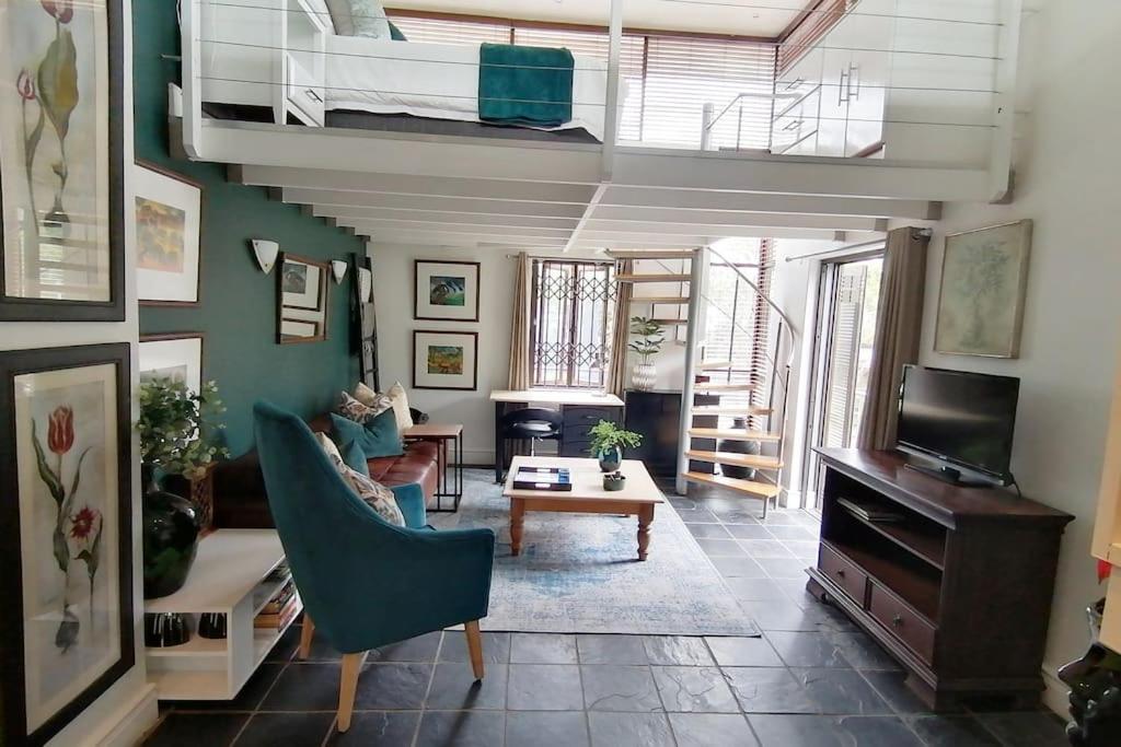 B&B Stellenbosch - The Lookout Loft, stroll to town, loadshedding friendly. - Bed and Breakfast Stellenbosch