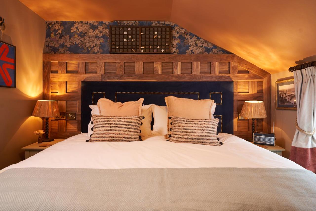 Deluxe Double Room with Side Sea View