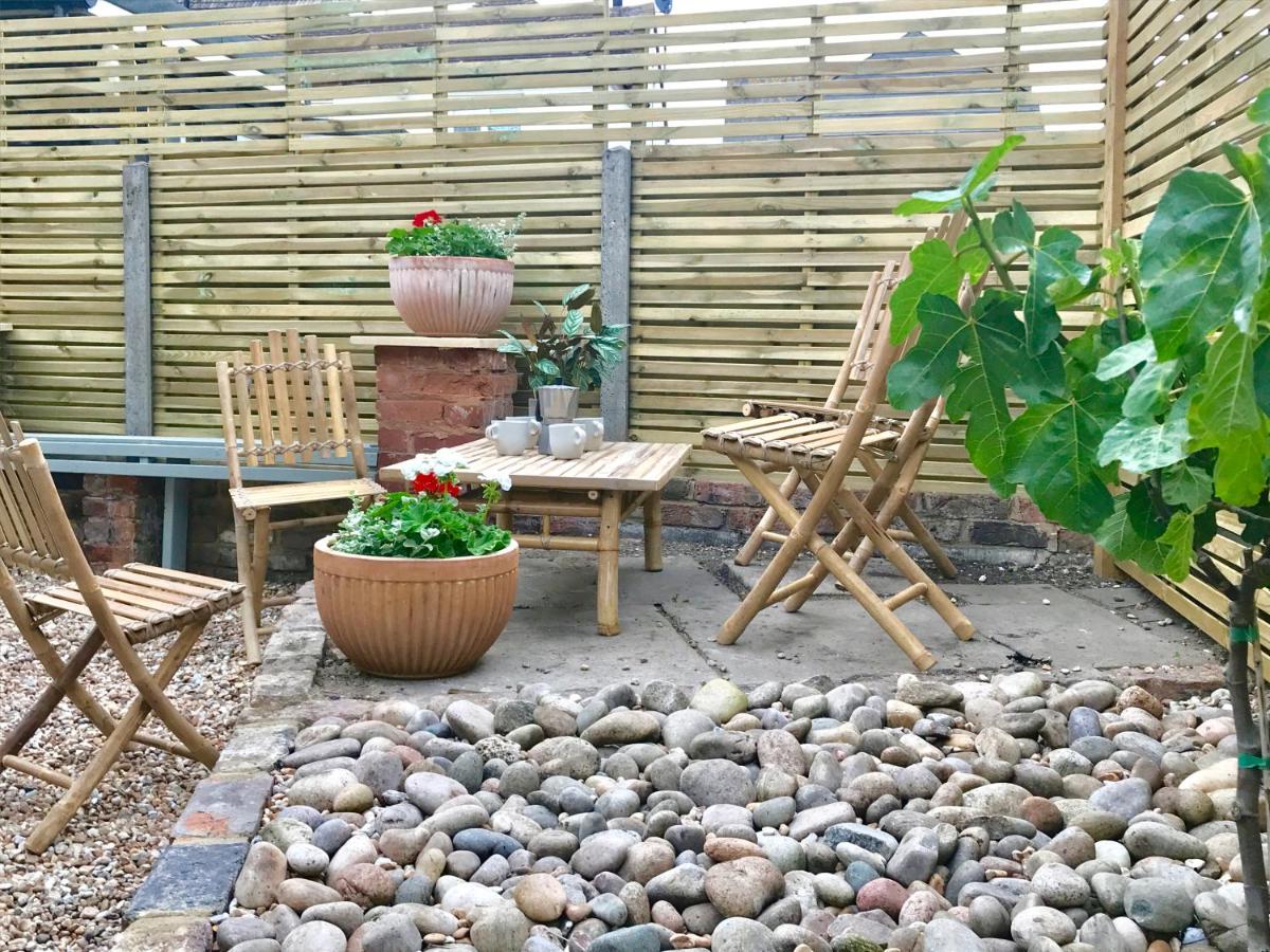 Stunning seaside cottage seconds from beach by Whitstable-Holidays, Fig Cottage - B&B Whitstable
