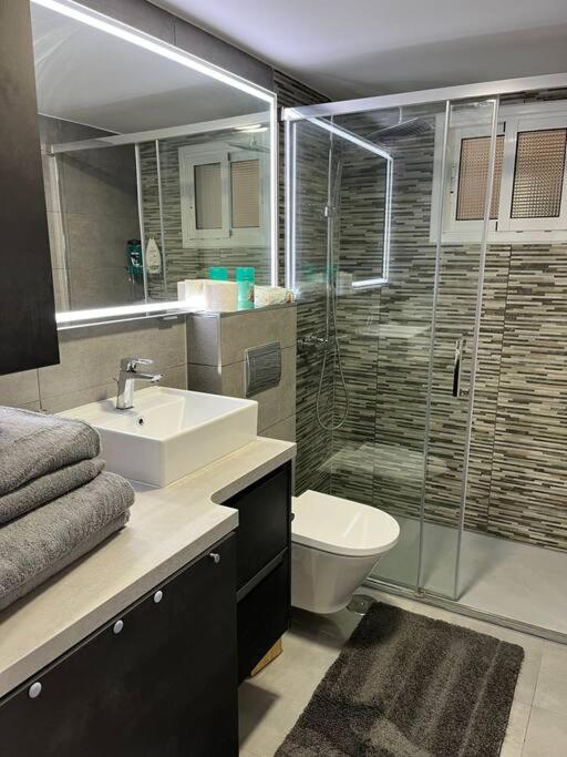 Appartement luxueux 2 min Yumbo - Bed and Breakfast