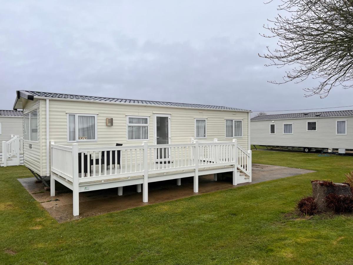 Caravan by the sea,2 bed, sleeps 4,Dorset coast in New Forest On site entertainment and leisure complex available for extra - B&B