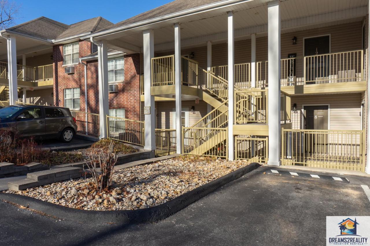 2BR Walk-In Condo - Near the 76 Strip - Pool - FREE TICKETS INCLUDED - CLA-8 - Chambres d'hôtes Branson