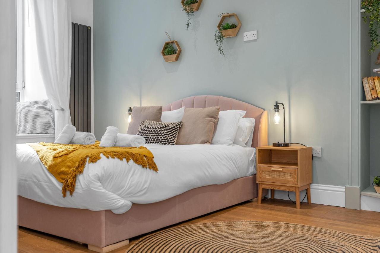Cheerful Stays - Jamson Pl 3 Bed Apartment - B&B