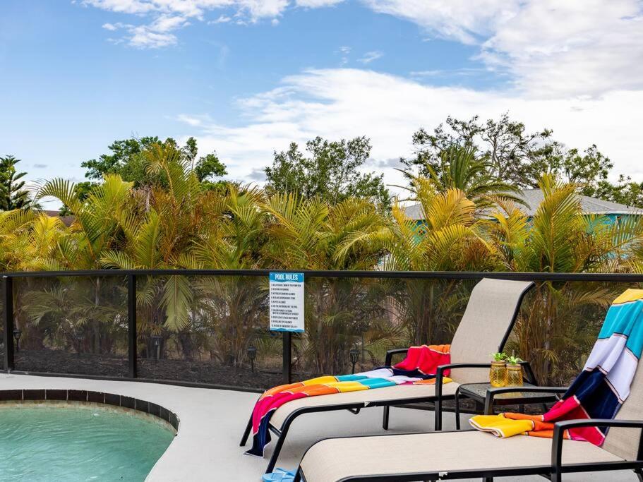 Englewood, Manasota Keys - 2 Bedroom Luxury Villa, Pool, Game room, 6 min to Beaches next to Canal - B&B