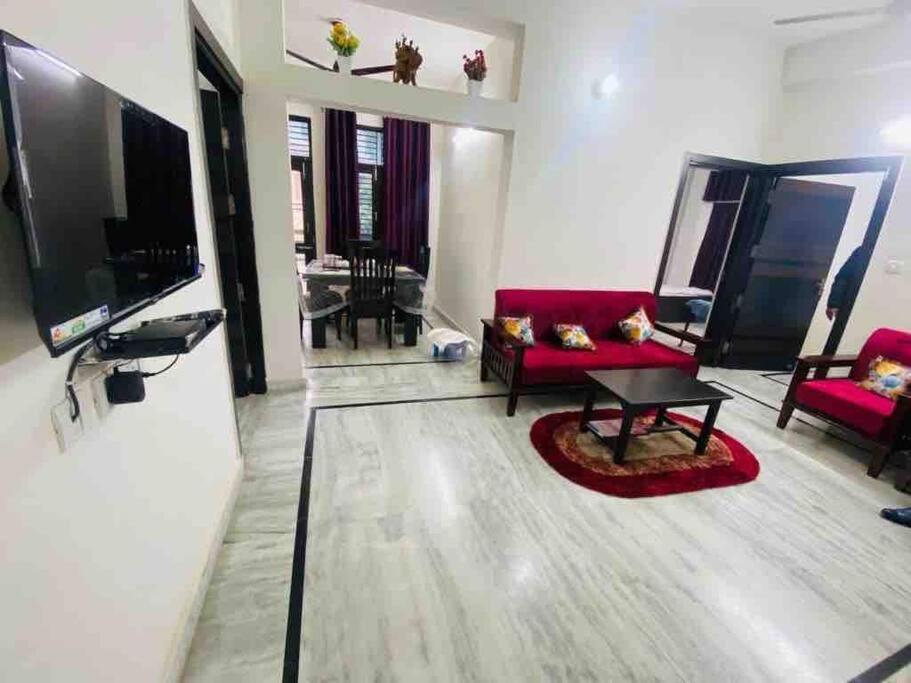B&B Varanasi - Pearl white Luxury Flats - 1st Floor - Bed and Breakfast Varanasi