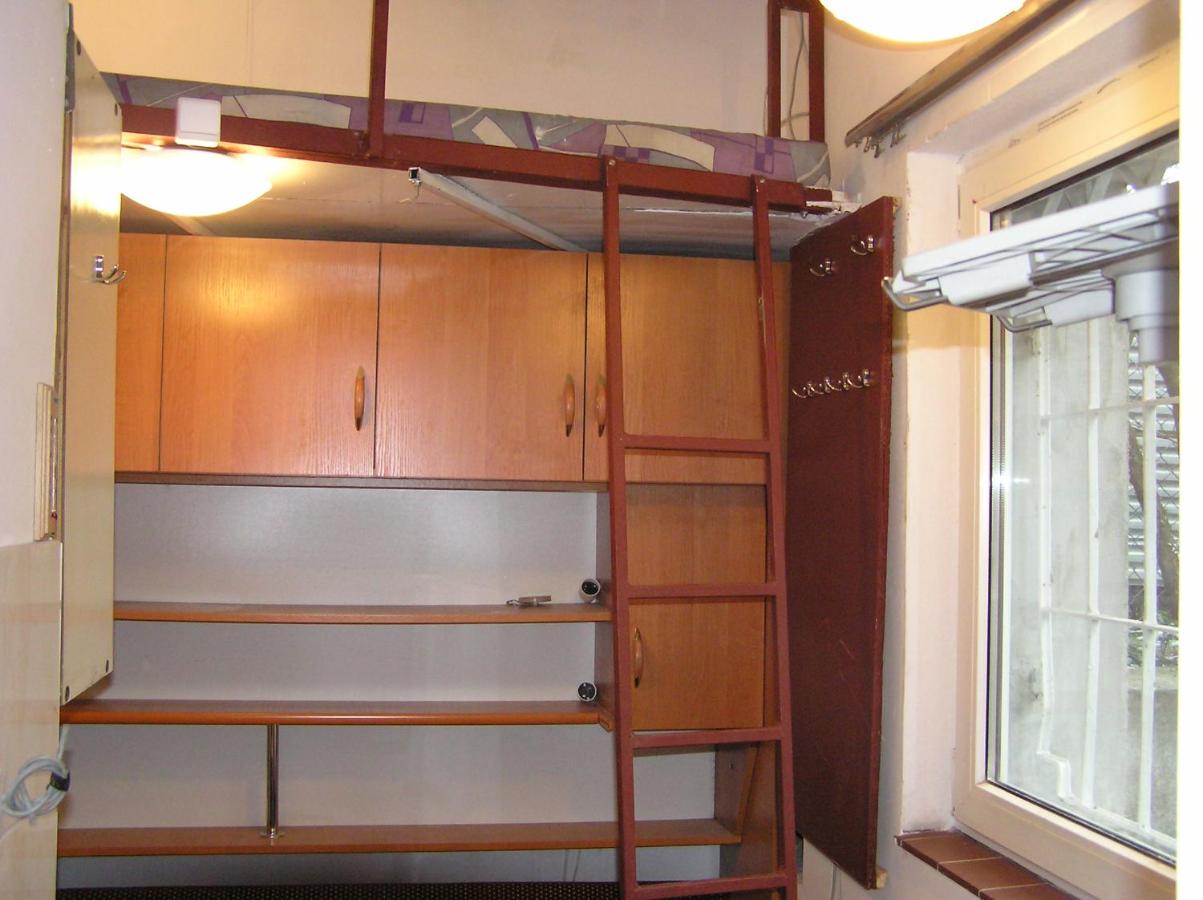 p1 okropnie mała kawalerka z łazienką Centrum 5 przystanków Halczyna 9 - B&B Krakow