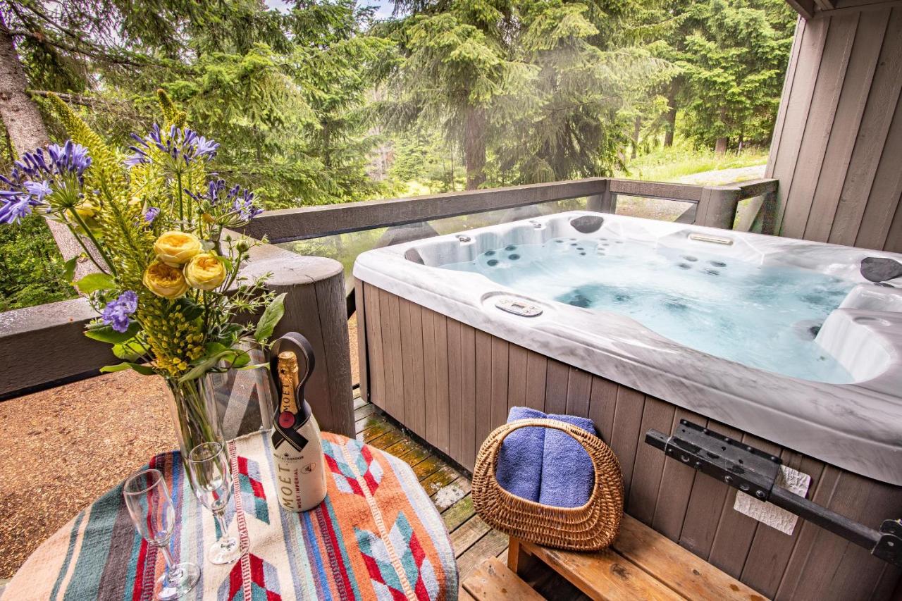 Pinnacle Ridge 37 - 10 Steps Away From The Ski Run, Private Hot Tub, Wood Fireplace - B&B Whistler