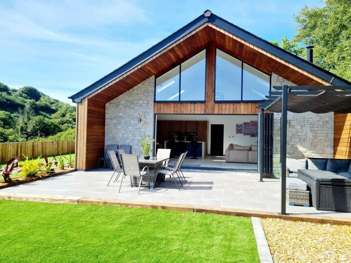 4 Bed Villa Sleeps 8 -Private Terrace-Free parking - B&B St Austell