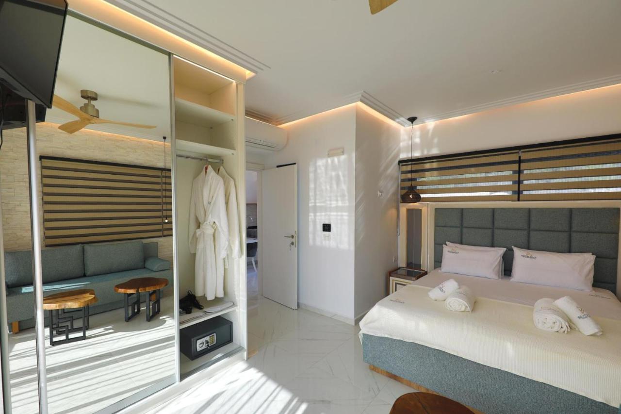 One Bedroom Suite with Side Sea View