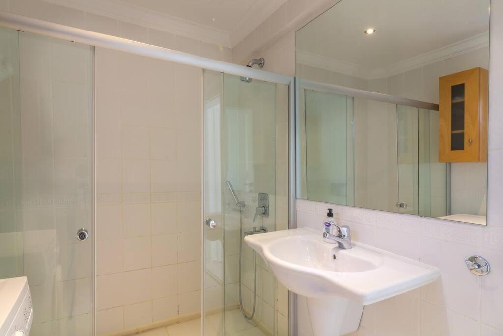 Villa Likya- 5 Bedroom Villa with Private Pool and Gardens - B&B Kalkan