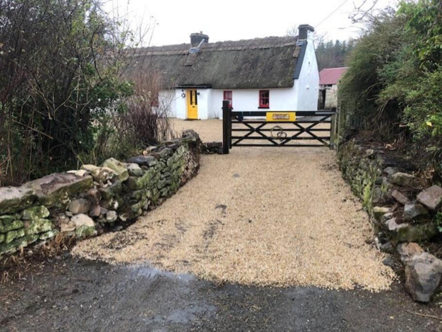 B&B Roosky - Sweet Meadow A delightful romantic thatched cottage by river Shannon on 4 acres is for peace party family or work from home - Bed and Breakfast Roosky