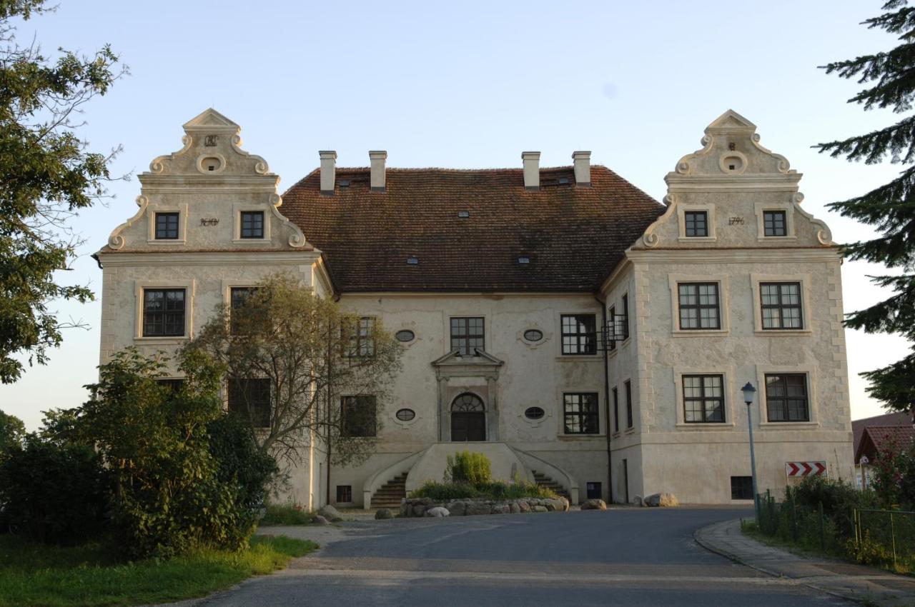 B&B Kruckow - Schloss Schmarsow, Wohnung BLAU - Bed and Breakfast Kruckow