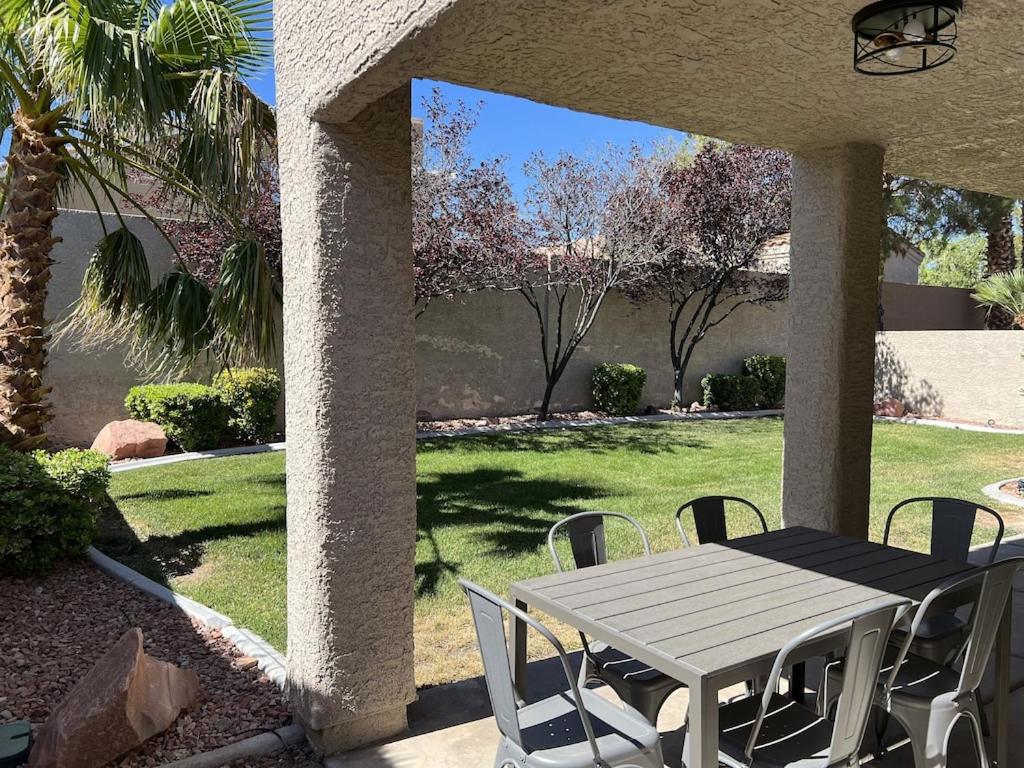 3 Bedroom 2 Bath Oasis in Cozy Neighborhood - Bed and Breakfast Las Vegas