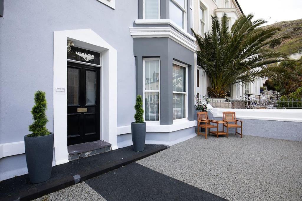 GROVE HOUSE NO.07 - Luxury Apartment close to the Llandudno Beach - B&B