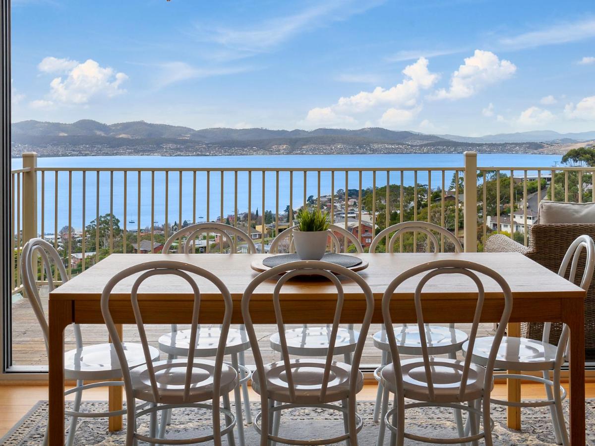 B&B Sandy Bay - Spectacular Views - 4 Bedroom House - Free Parking - Free WIFI - Bed and Breakfast Sandy Bay