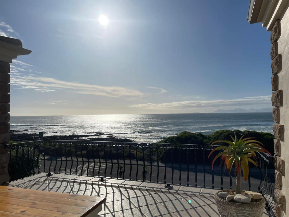 Casa Balena - Gansbaai seafront accommodation, back-up power - B&B Gansbaai