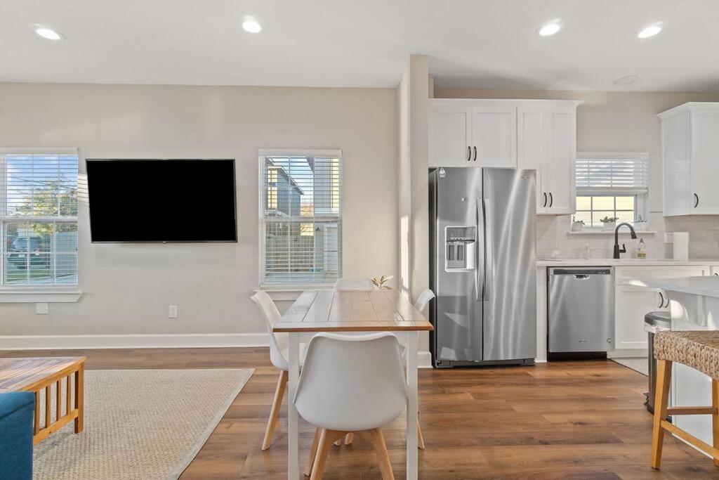 Cheerful 3BR close to downtown + double balcony - B&B Pensacola