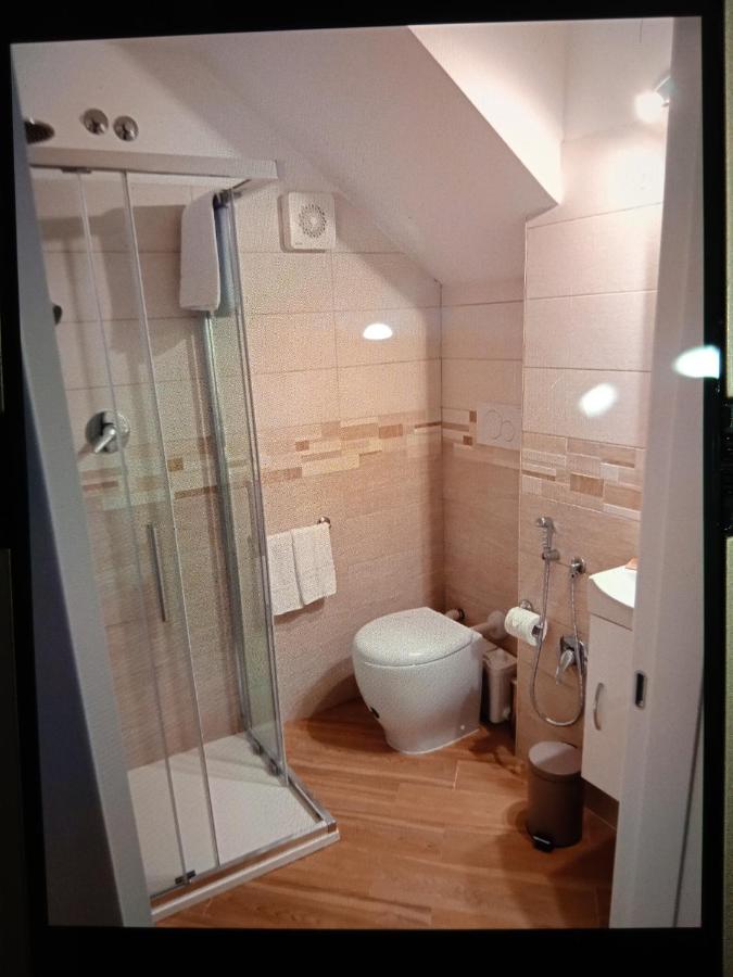 Zimmer mit Queensize-Bett und Whirlpool-Badewanne