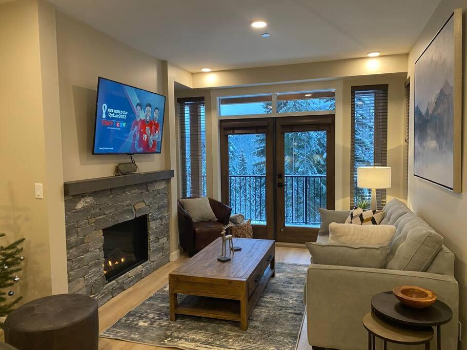 Cozy Modern Ski-in & Ski-out, Hot Tub, Townhouse - B&B Sun Peaks