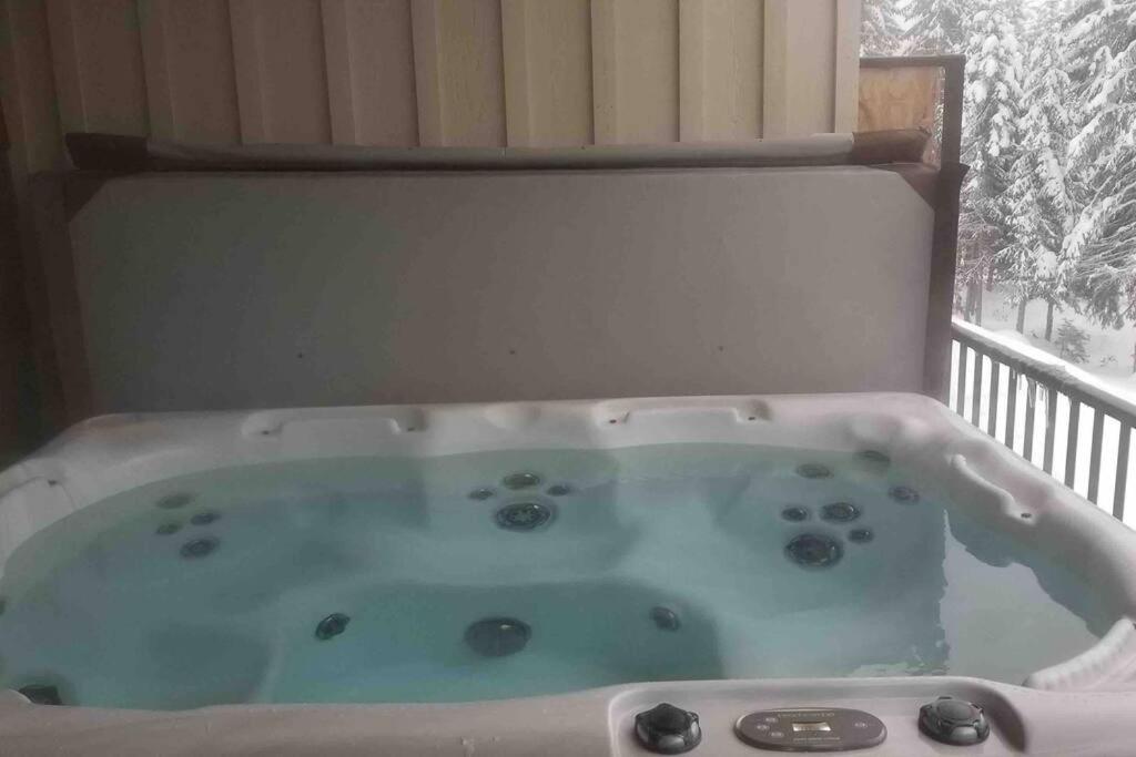 Cozy Modern Ski-in & Ski-out, Hot Tub, Townhouse - Chambres d'hôtes Sun Peaks