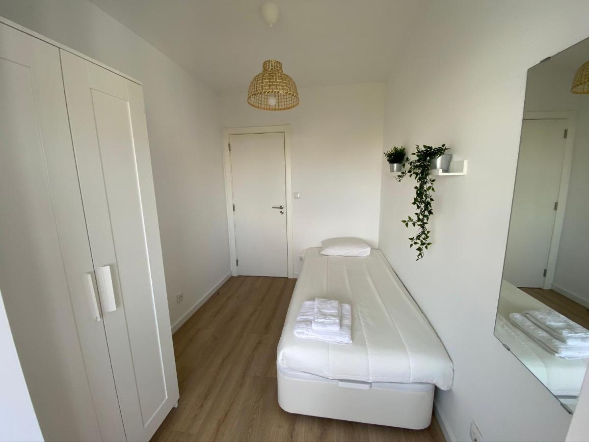 Carcavelos Beach & Nova SBE Private Rooms in Shared Serviced Apartment 24 - Ferienwohnung Oeiras