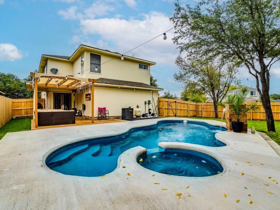 B&B Pflugerville - Paradise Oasis Private pool w/Hot Tub 4BR 2.5BA - Bed and Breakfast Pflugerville