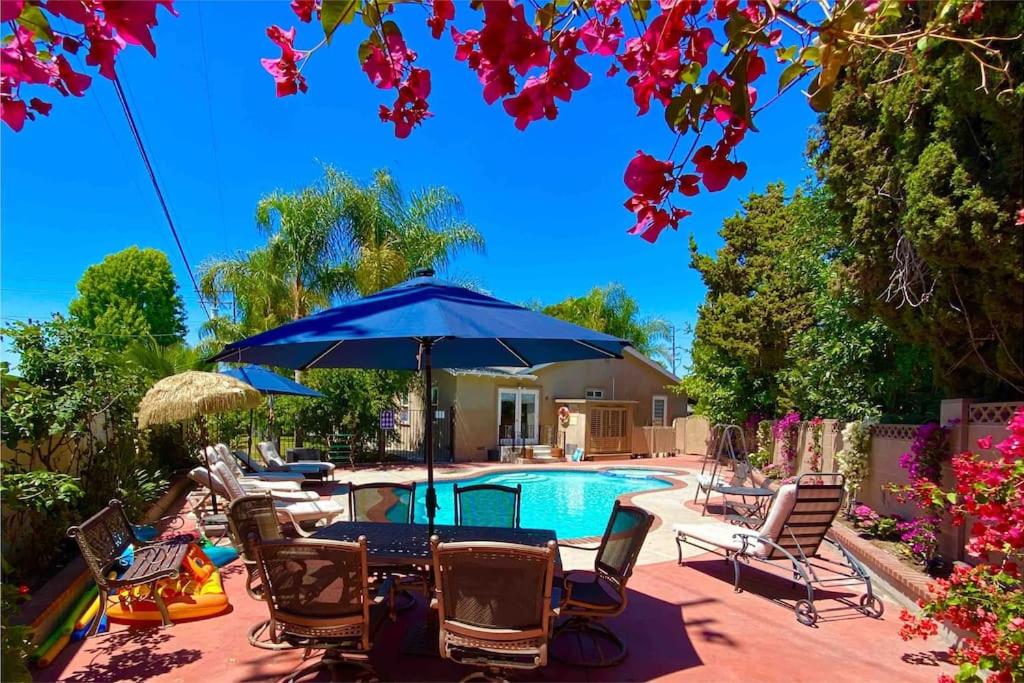 B&B Anaheim - Disneyland Paradise 6 BedRoom 4 Bathroom Pool Spa Games - Bed and Breakfast Anaheim