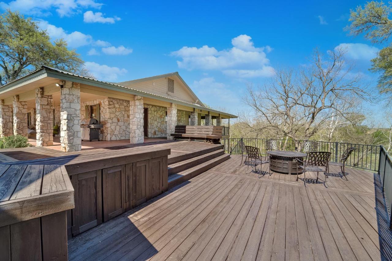 Tarcoola Riverfront Ranch, Billiards and Smart TVs - B&B