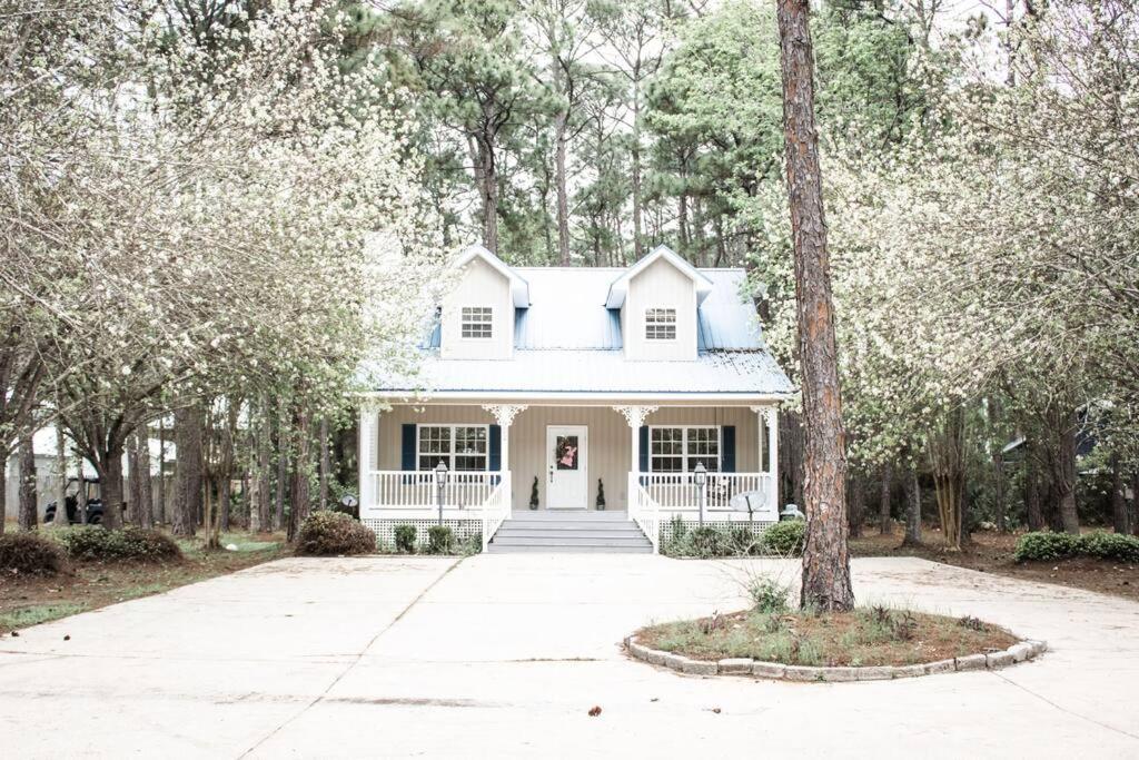 Pet Friendly Cottage Nestled in the Pines with Cozy Fire Pit only Minutes to BEACHES - B&B