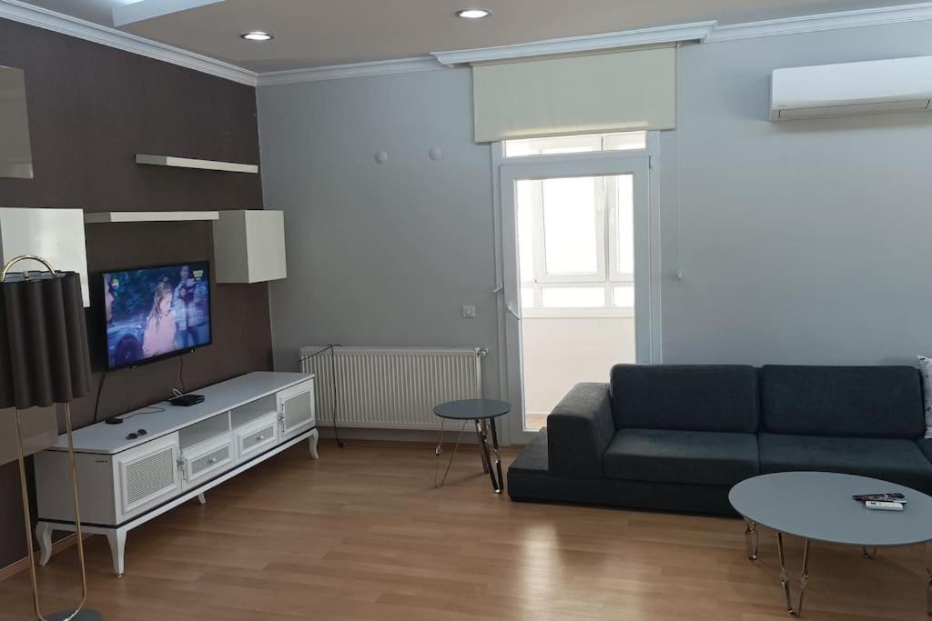 B&B Bayraklı - 3 rooms and living room, centrally located, large apartment - Bed and Breakfast Bayraklı