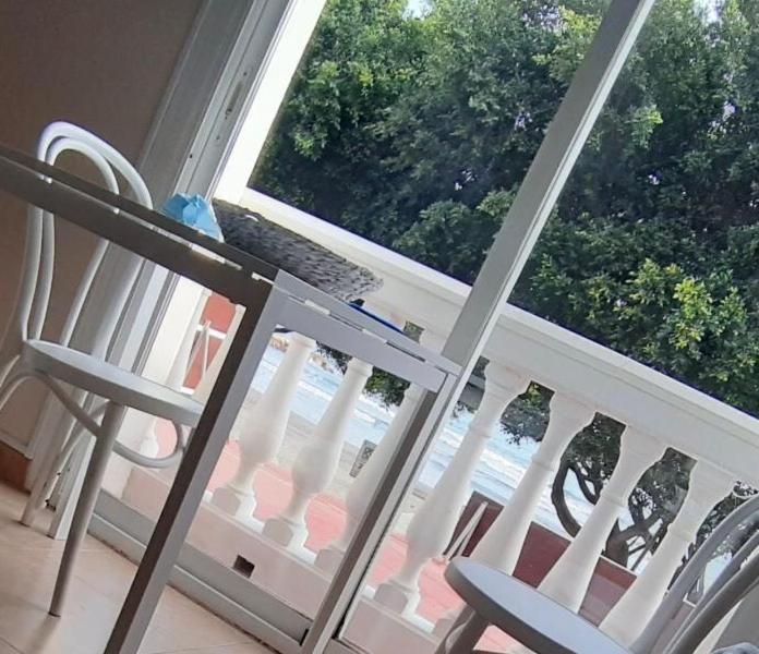 Apartamentos Primera línea playa cuatro - B&B Málaga