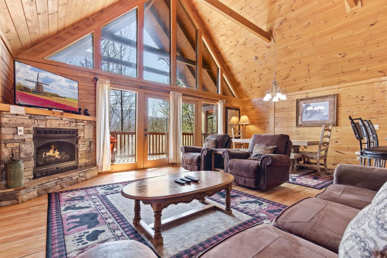 B&B Gatlinburg - Above the Clouds, 4 Bedrooms, Pool Access, Private, Gaming, Sleeps 16 - Bed and Breakfast Gatlinburg