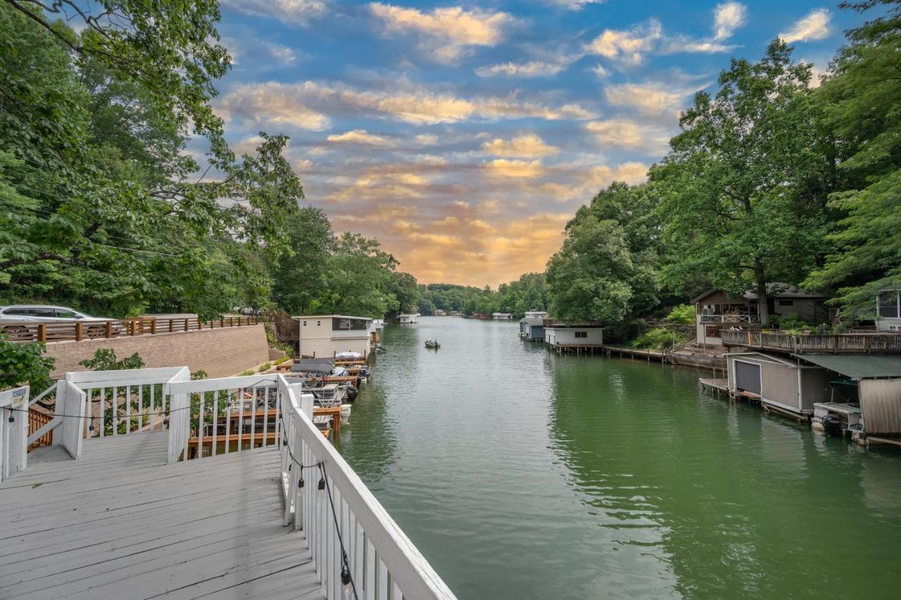 B&B Lake Lure - Cozy Cottage On The Lake With Large Deck! - Bed and Breakfast Lake Lure