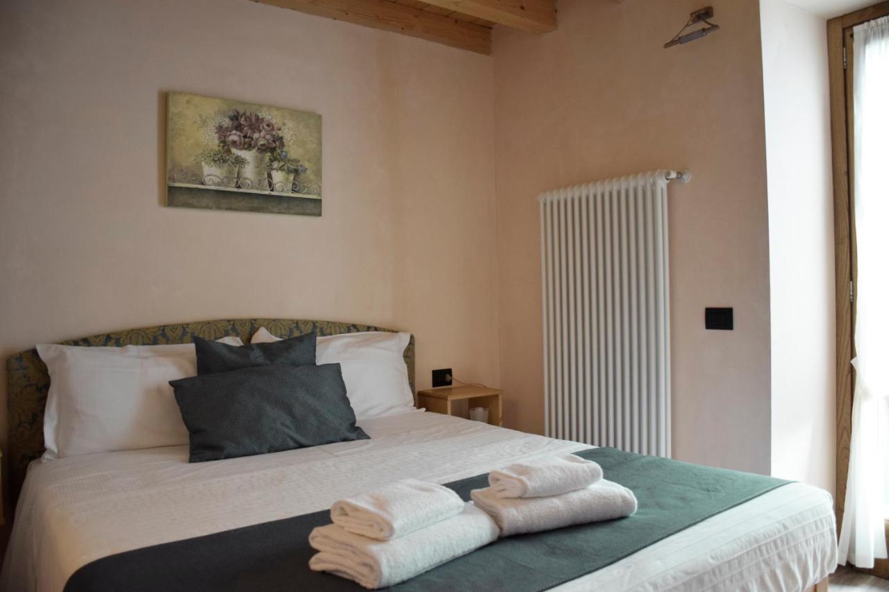 Doppel-/Zweibettzimmer mit Balkon
