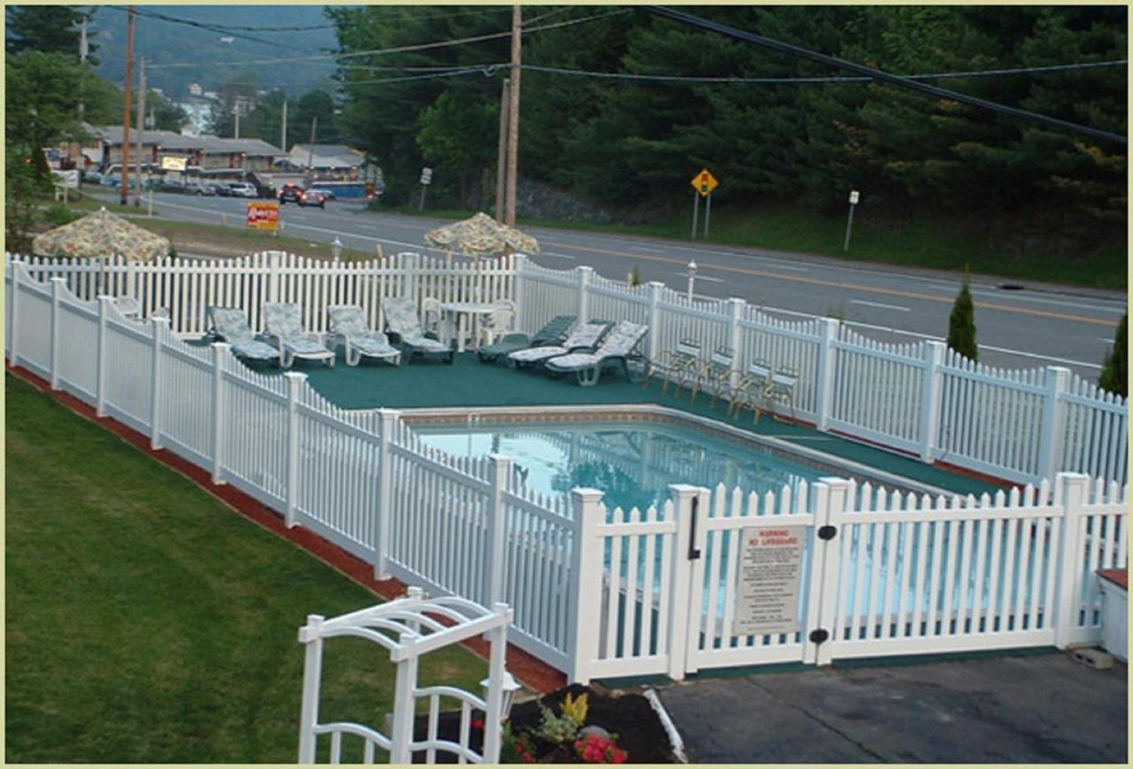 Seven Dwarfs Cabin - On The Brook Cabins - Bed and Breakfast Lake George