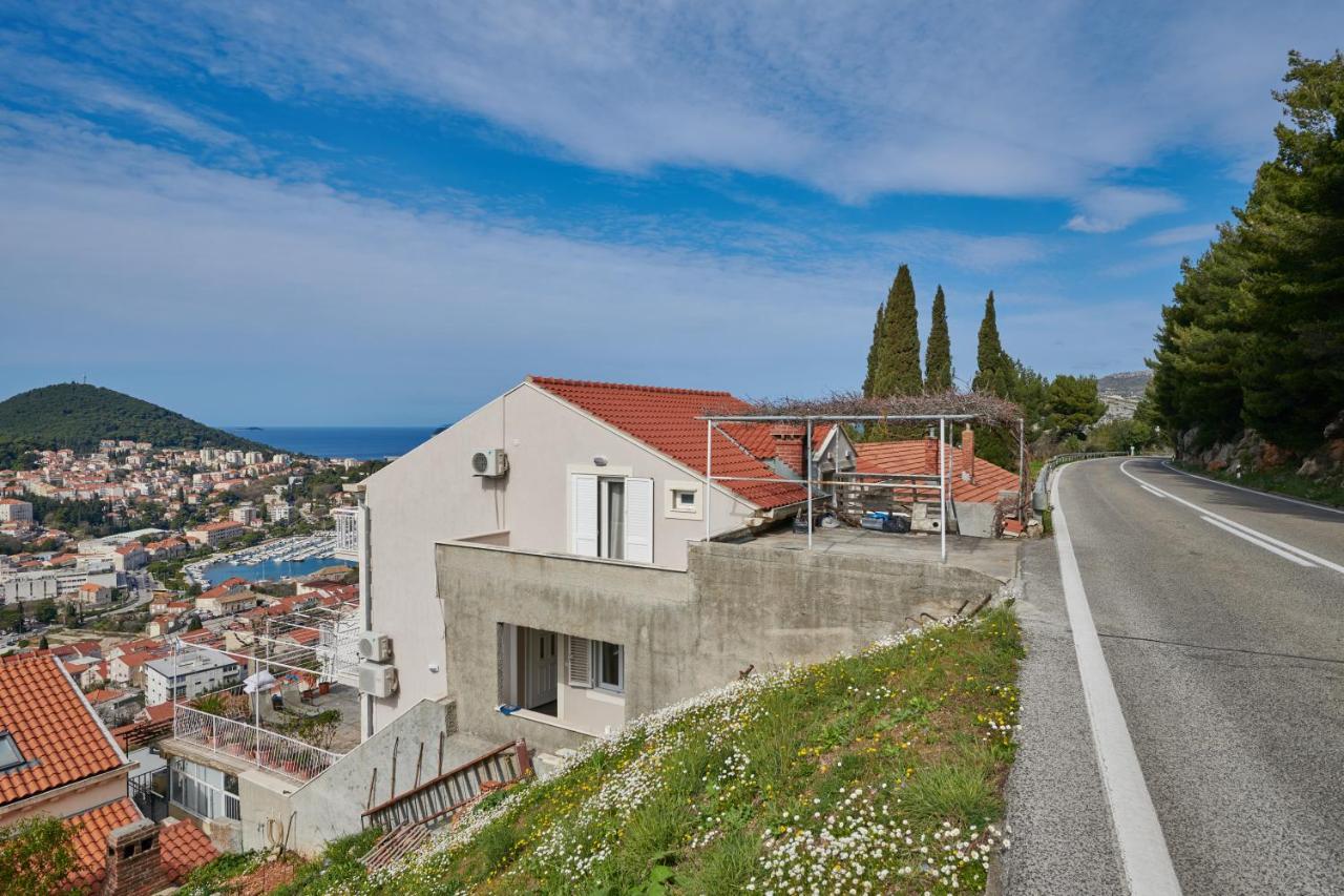 One Bedroom Apartment with Balcony and Sea View